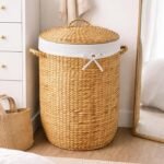 Round woven laundry basket with lid, lined and with concealed handle, suitable for household clothing storage - Image 2
